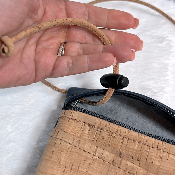 Natalie Therese Cork and Faux Navy Leather Crossbody NWT - Picture 5 of 8